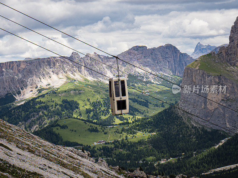 意大利Sella Pass的Dolomites缆车